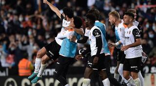 שחקני ולנסיה מאושרים בסיום