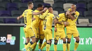 שחקני מכבי תל אביב חוגגים