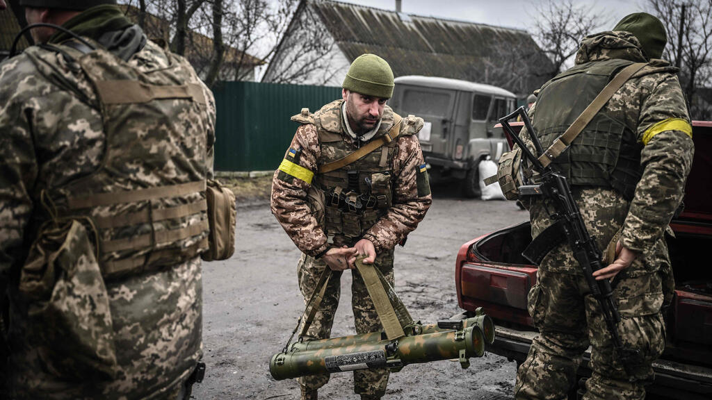 חייל חיילים ב צבא אוקראינה מחזיקים ב משגר טיל טילים נגד טנקים נ"ט צפונית ל קייב מלחמה עם רוסיה