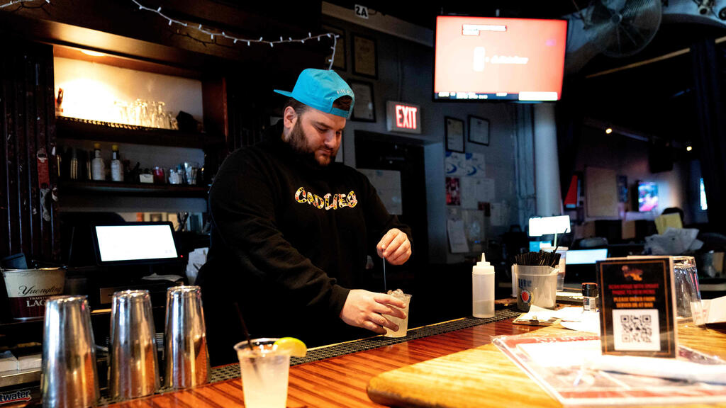 Рони Хекман смешивает "украинский" коктейль (Фото: AFP) ארה"ב רוני הקמן בר מכין קייב מיול במקום מוסקו מיול