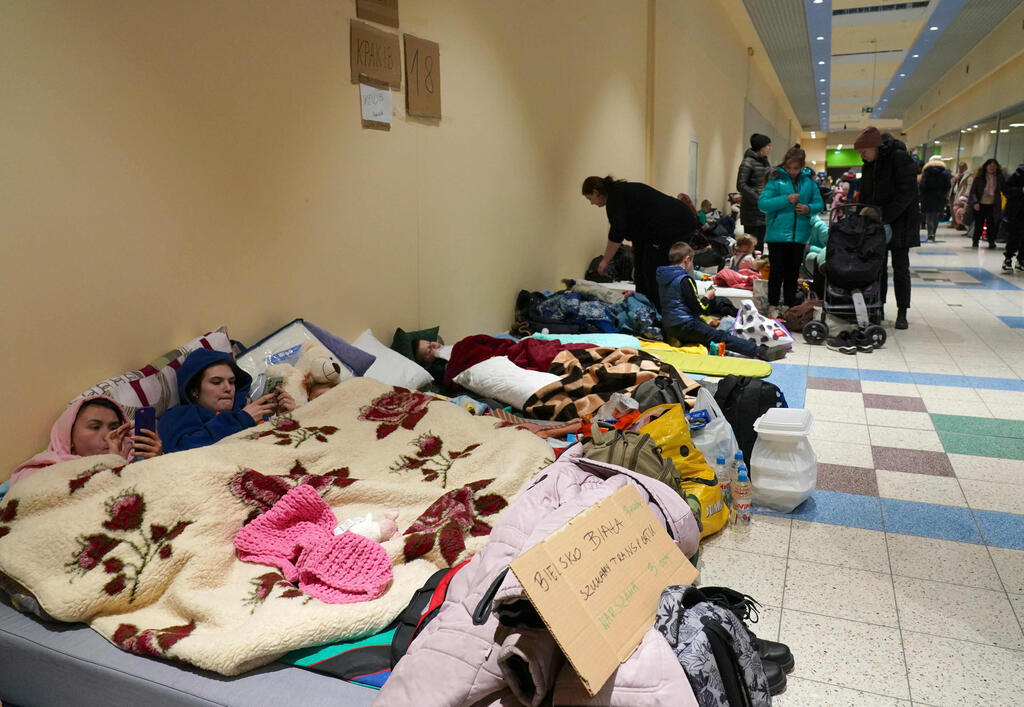 פליטים אוקראינים במרכז קניות ריק בפשמישל, פולין