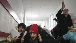 תופסים מחסה בבית חולים במיופול