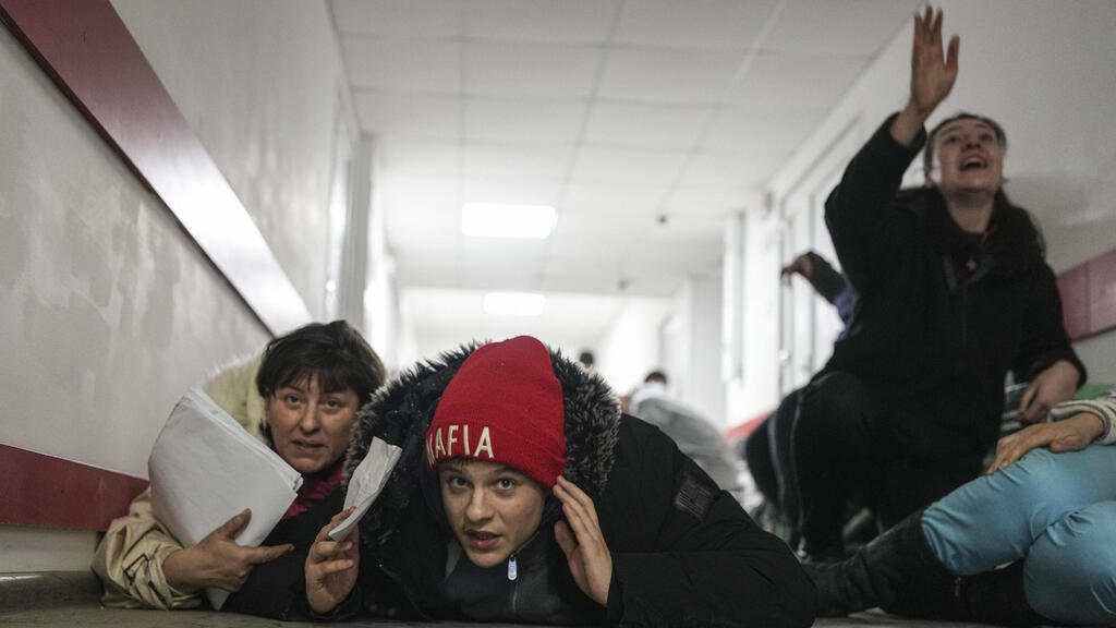 תופסים מחסה בבית חולים במיופול