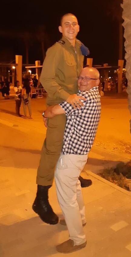 Эдуард с сыном Даниэлем после присяги в ЦАХАЛе (Фото: семейный архив) Эдуард Докс и сын