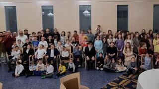 ילדי בית היתומים וצוות אנשי חב״ד מהקהילה בז׳יטומיר, במלון בעיר קולז׳ נאפוקה ברומניה