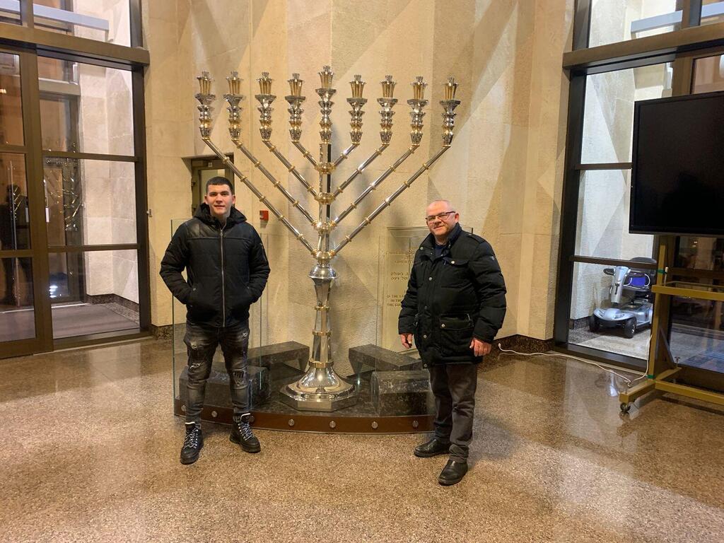 Эдуард Докс с сыном Даниэлем в еврейском центре "Менора" в городе Днепр (Фото: семейный архив) Эдуард Докс и сын