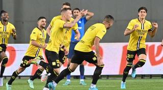 שחקני מכבי נתניה חוגגים