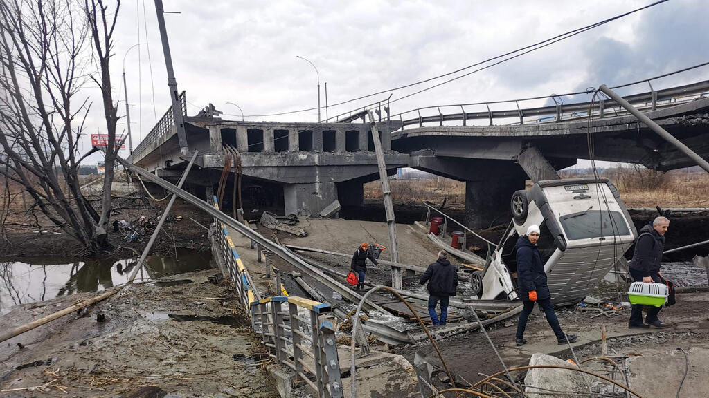 אנשים חוצים גשר שבור ב אירפין אוקראינה