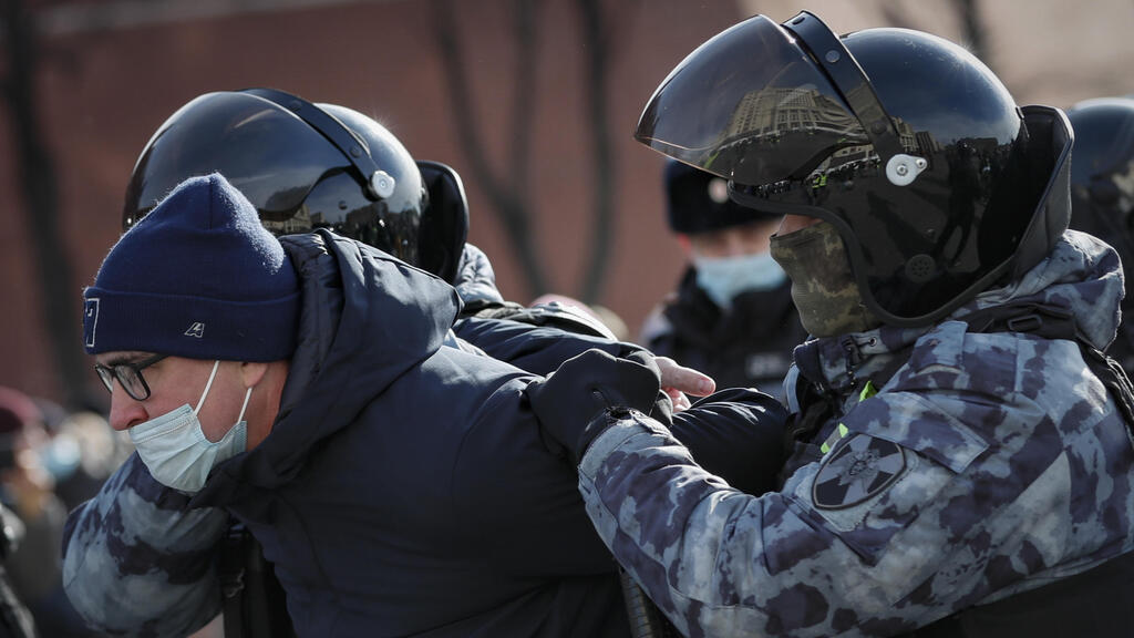 שוטרים רוסים פורסים לפני עצרת בלתי מורשית נגד ה מבצע ה רוסי ה מיוחד ב אוקראינה ב מרכז ה עיר מוסקבה רוסיה