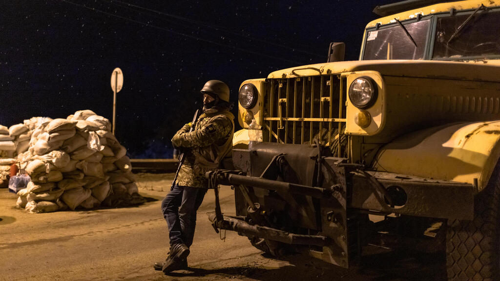 אזור קייב כוחות ההגנה הטריטוריאליים שומרים במחסום בחלק המזרחי של אזור קייב משבר מלחמה רוסיה אוקראינה 