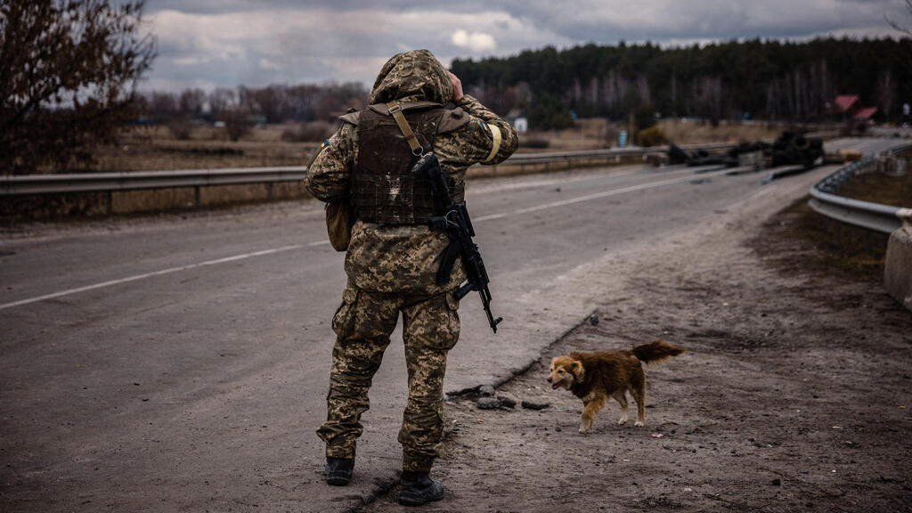 חיילי שירות אוקראינים מפטרלים ב כפר  מזרחית ל עיר ברוואר משבר מלחמה רוסיה אוקראינה 
