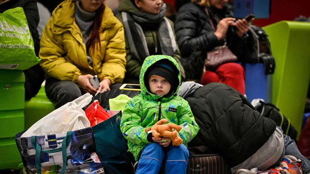 פליטים מאוקראינה במחסה זמני בקרקוב פולין