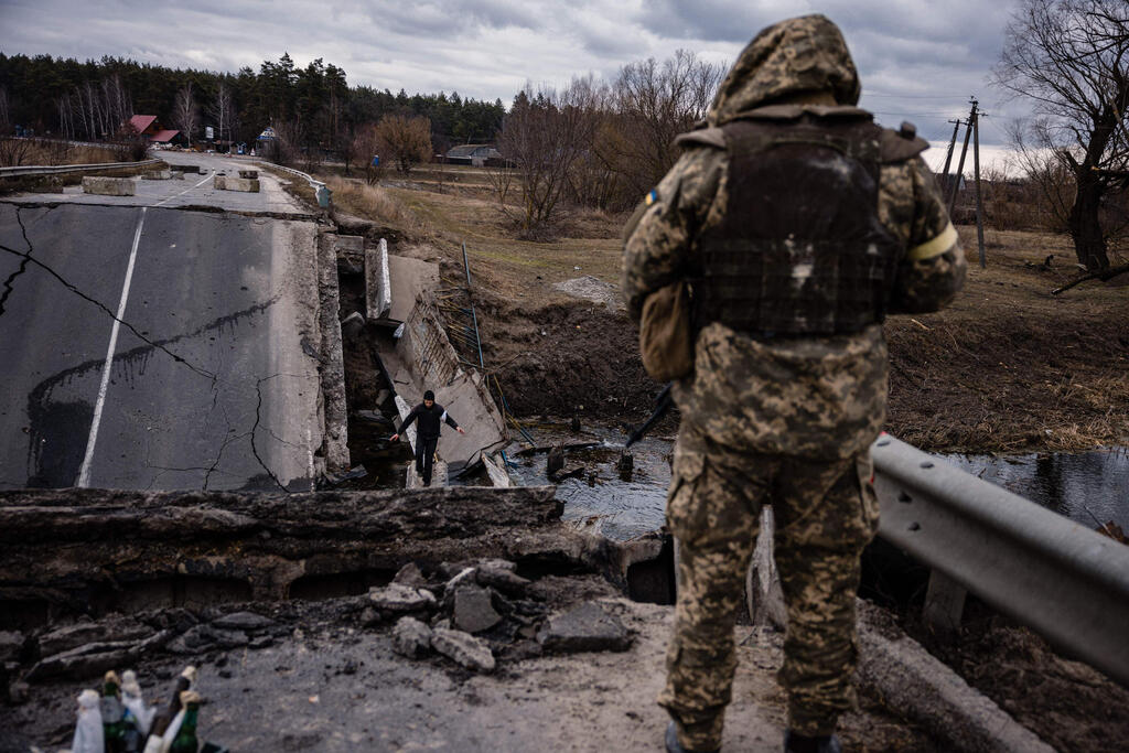 איש שירות אוקראיני עורך חיפוש   ב אזרח בכפר מזרחית לעיר ברוברי משבר מלחמה רוסיה אוקראינה 