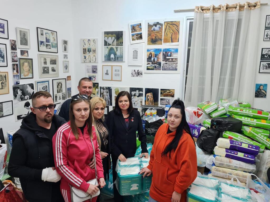 Пункт сбора помощи для беженцев в Украине 
