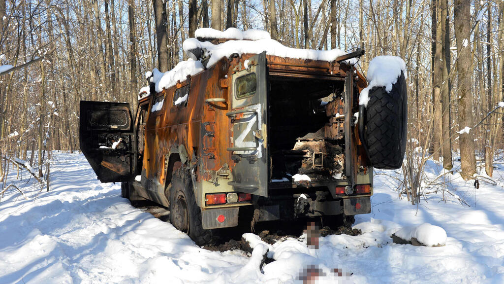 טור של כלי רכב צבאיים רוסיים נראה נטוש ב שלג ב יער לא רחוק מחרקוב משבר מלחמה רוסיה אוקראינה 