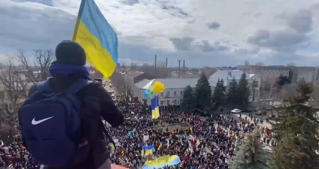 מפגינים הפגנה ב עיר נובה קחובקה באזור חרסון עם דגלי אוקראינה אחרי שהעיר נכבשה בידי כוחות רוסיה מלחמה