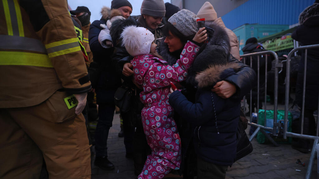 קורצ'ובה פולין אישה ש התאחדה עם נכדיה ו בתה לאחר ש הגיעו מ אוקראינה מוכת ה מלחמה צועדת איתם ל מכוניתה משבר מלחמה רוסיה אוקראינה