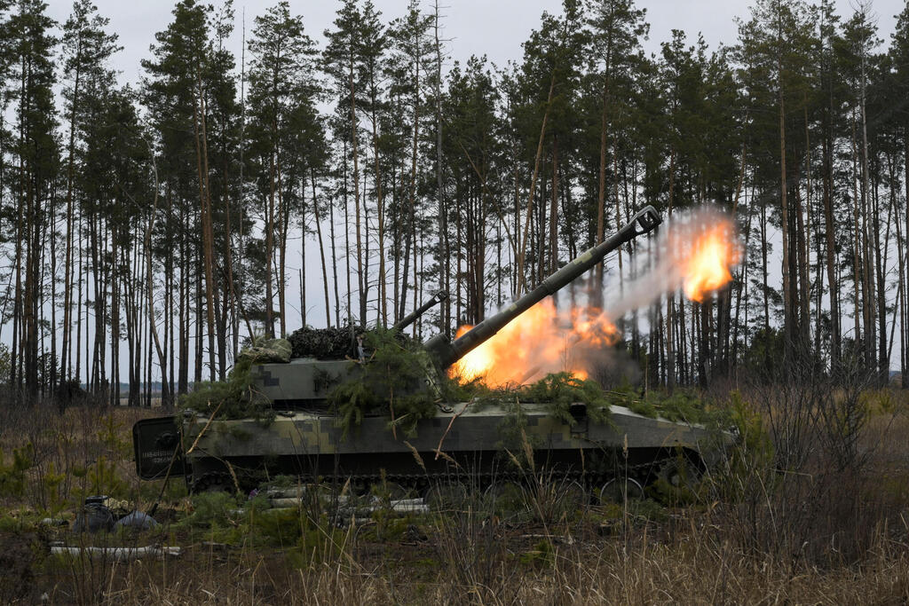 תותח הוביצר של צבא אוקראינה יורה הפגזה בעקבות מלחמה עם רוסיה באזור מקאריב שבמחוז קייב