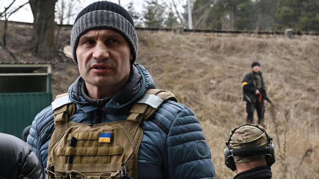 ראש העיר קייב עם לבוש צבאי ב מחסום באזור הבירה מלחמה אוקראינה רוסיה