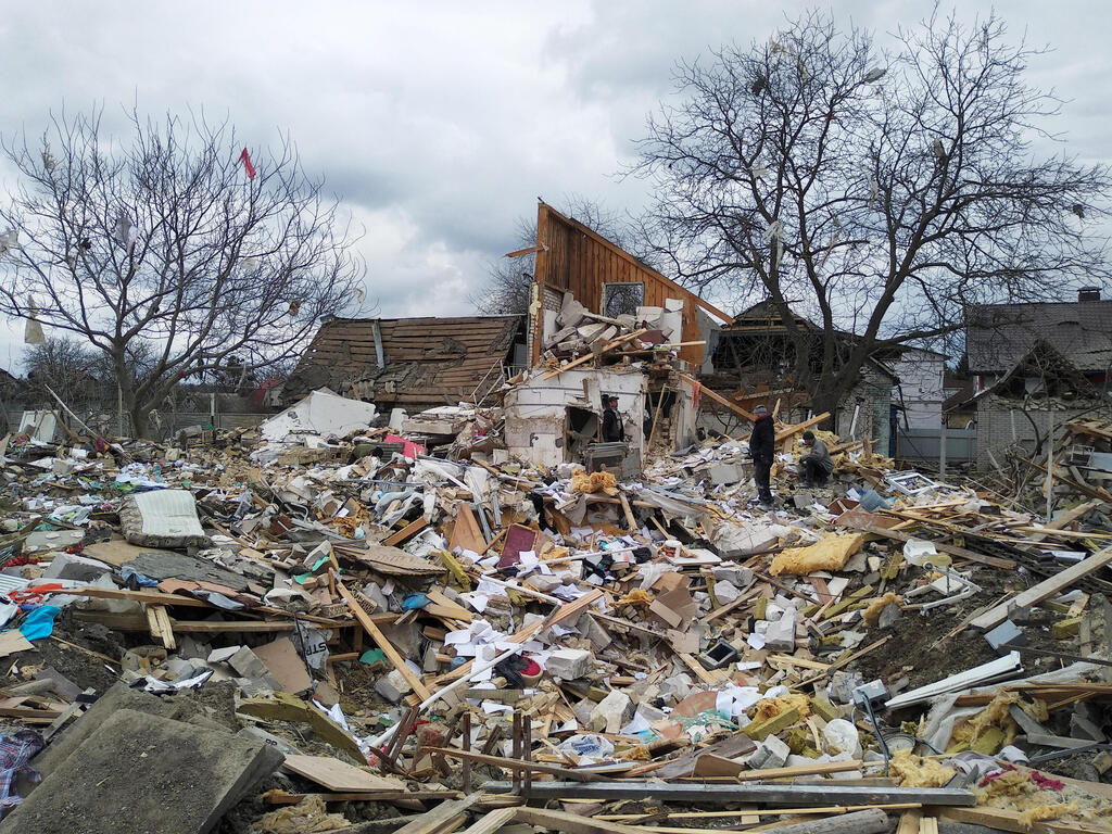  בית שנהרס בהפגזה במהלך המשבר מלחמה בין אוקראינה ל רוסיה בכפר מרהליבקה ב אזור קייב אוקראינה הריסות נזק 