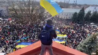 מפגינים הפגנה ב עיר נובה קחובקה באזור חרסון עם דגלי אוקראינה אחרי שהעיר נכבשה בידי כוחות רוסיה מלחמה
