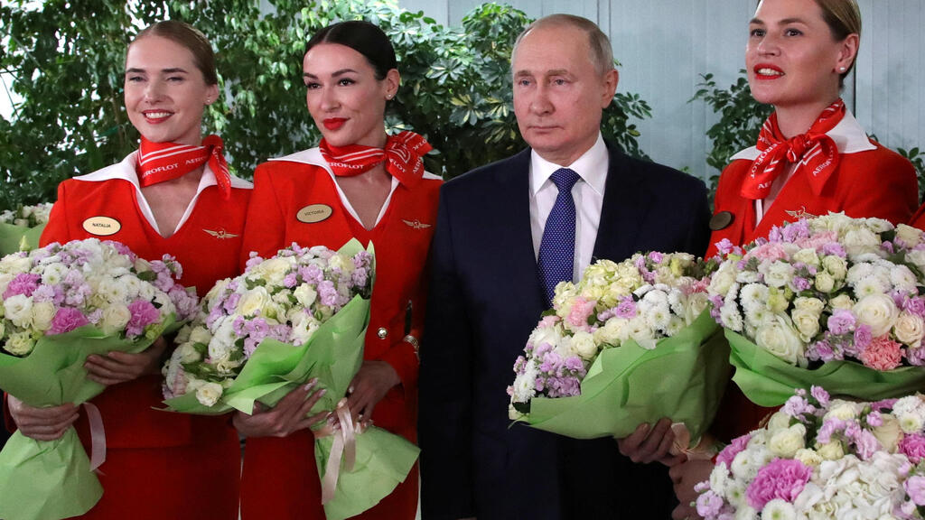 Putin meets Aeroflot flight attendants on March 8, amid Russia's war with Ukraine (Photo: AP) נשיא רוסיה ולדימיר פוטין עם דיילות של חברת אירופלוט במרכז האימונים של החברה, מרץ 2022, לכבוד יום האישה הבינלאומי