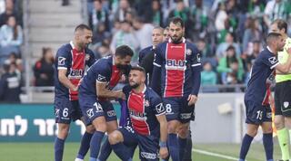 שחקני נוף הגליל חוגגים עם עבדאללה חליחאל