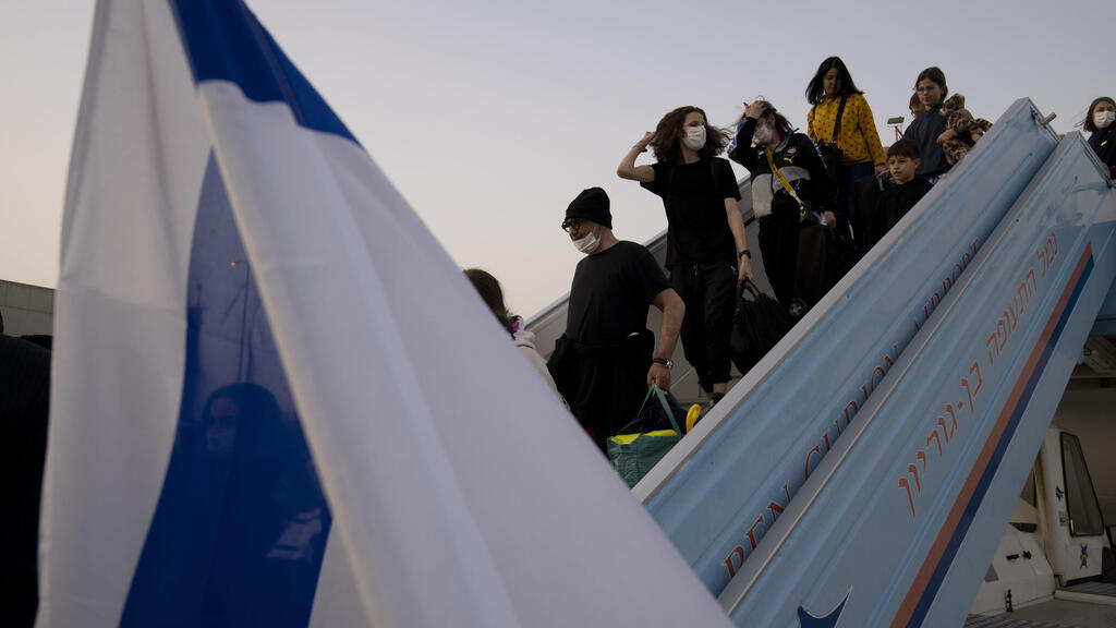 עולים אוקראינים יורדים מ ה מטוס  בנמל התעופה נתבג בן גוריון עליה יהדות ה תפוצות משבר מלחמה אוקראינה רוסיה 