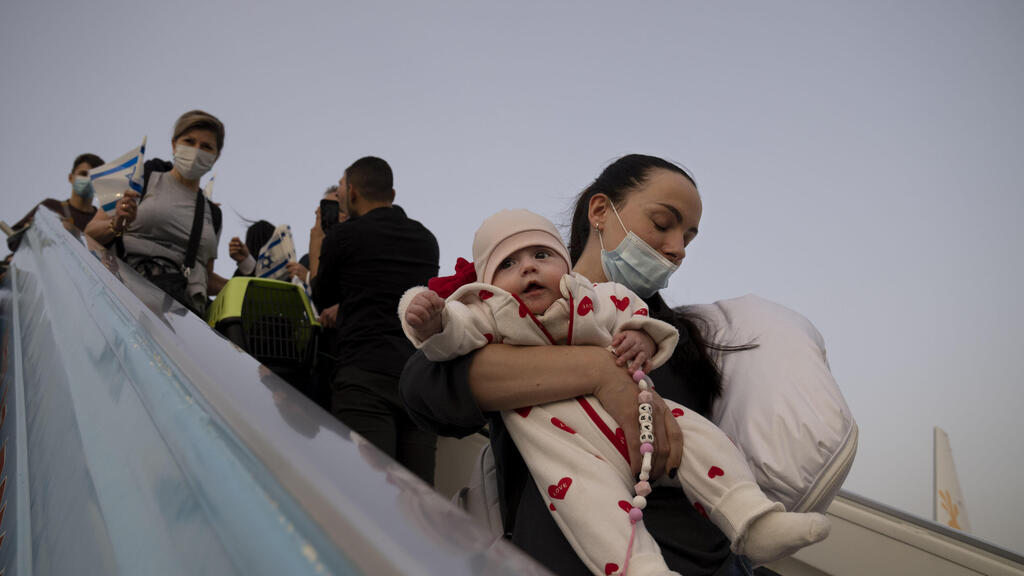 עולים אוקראינים יורדים מ ה מטוס  בנמל התעופה נתבג בן גוריון עליה יהדות ה תפוצות משבר מלחמה אוקראינה רוסיה 
