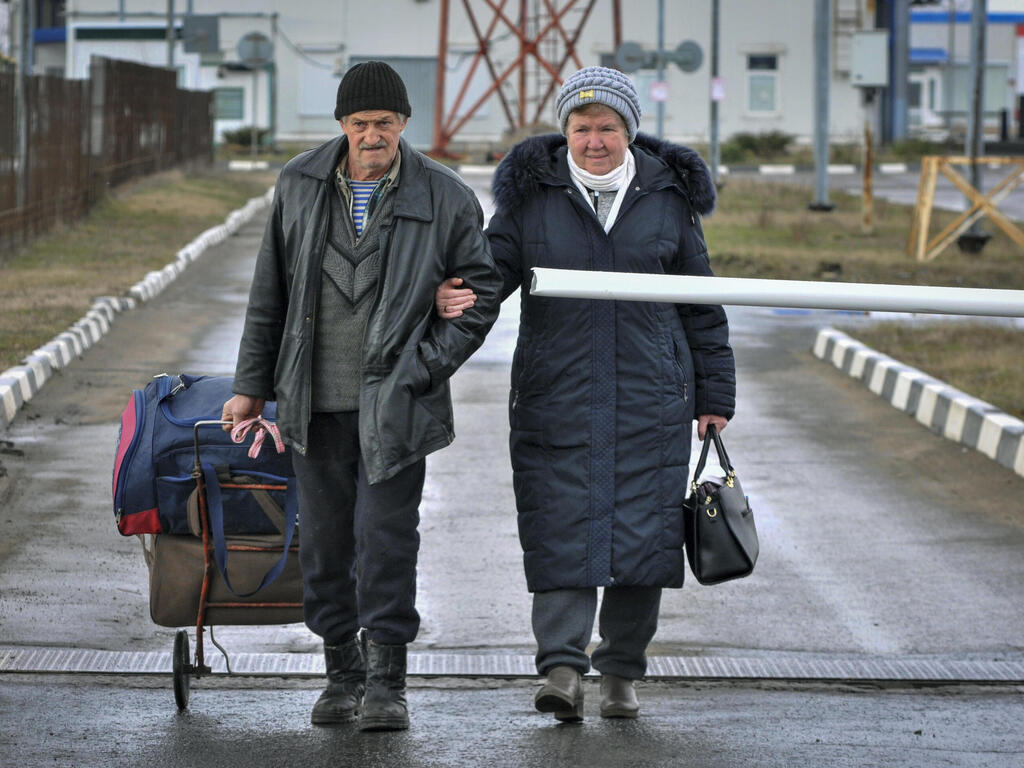 רוסטוב זוג מ מריופול חוצים את הגבול לרוסיה משבר מלחמה רוסיה אוקראינה 