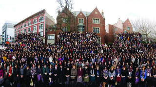 תמונה קבוצתית של חלק משליחות חב"ד ברחבי העולם, בכנס המיוחד שלהן שמתקיים מדי שנה בניו יורק