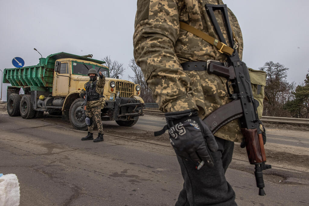 A Ukrainian military checkpoint east of Kyiv, Ukraine (Photo: EPA) מחסום אוקראיני ממזרח לקייב