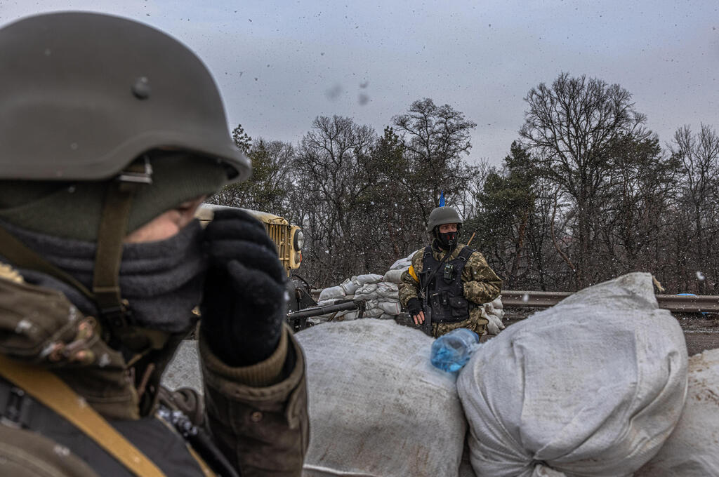 Ukrainian volunteers man fortifications around Kyiv 