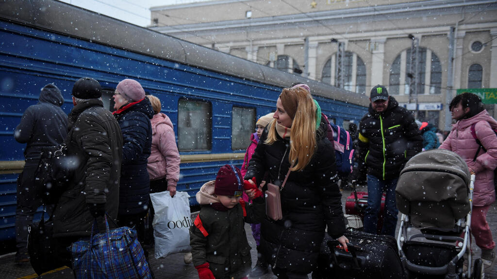 Residents of Odessa escape city by train fearing Russian invasion (Photo: Reuters) אנשים עולים ל רכבת שלג ב אודסה אוקראינה מלחמה באירופה משבר פלישה