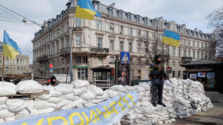 מחסום מאולתר בריקדה מתרס שקי חול אודסה אוקראינה חייל חיילים אוקראינים מלחמה באירופה משבר