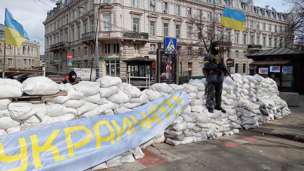 מחסום מאולתר בריקדה מתרס שקי חול אודסה אוקראינה חייל חיילים אוקראינים מלחמה באירופה משבר