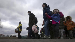 פליטים אוקראינים מגיעים לגבול פולין