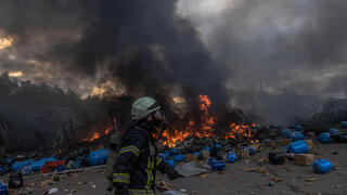 לוחם אש כבאי אוקראיני שריפה עשן אש הפגזות בפאתי ברובארי אוקראינה מלחמה באירופה משבר