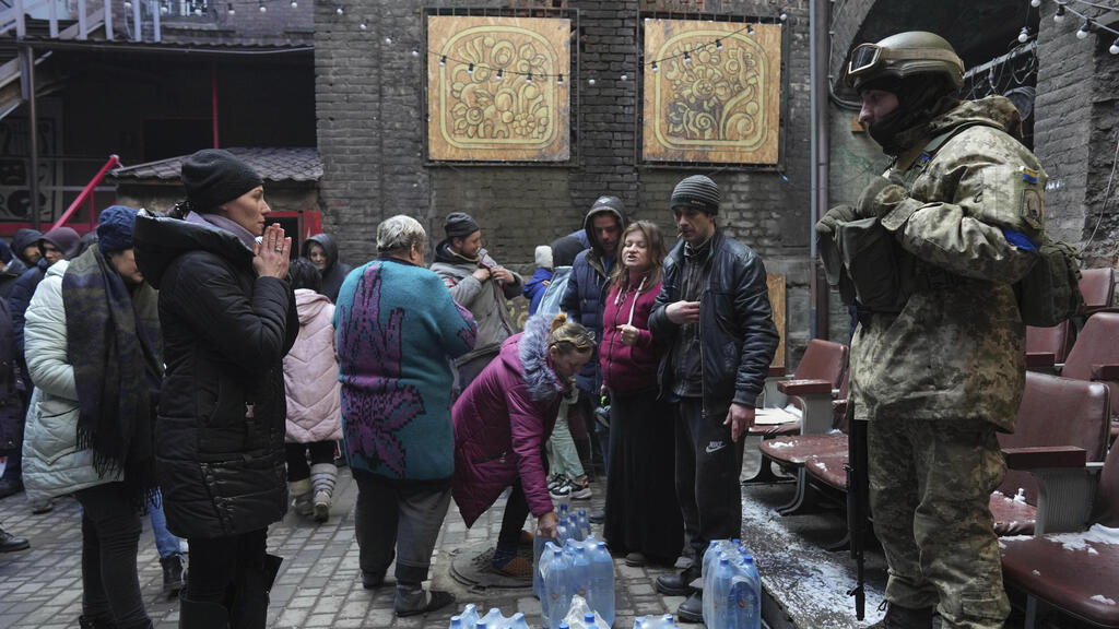 Water distributed to residents of Mariupol (Photo: AP) Water distributed to residents of Mariupol on Monday