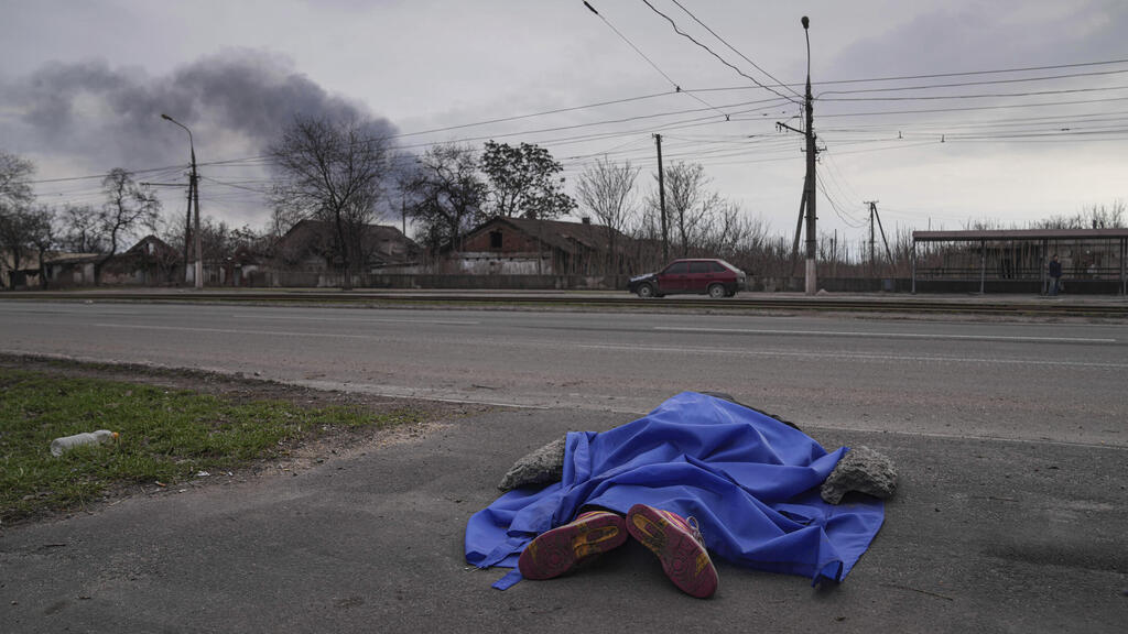 A body lies in the street in Mariupol on Monday (Photo: AP) A body lies in the street in Mariupol on Monday