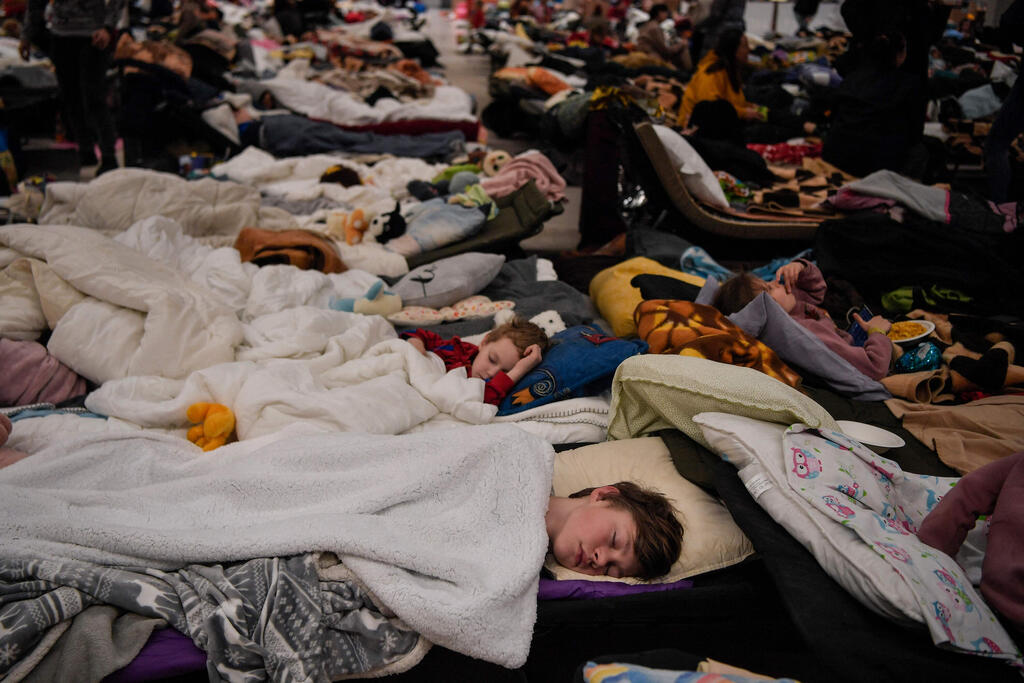 Дети в лагере для беженцев в Польше (Фото: AFP) מחסה ל פליטים מאוקראינה בפשמישל פולין