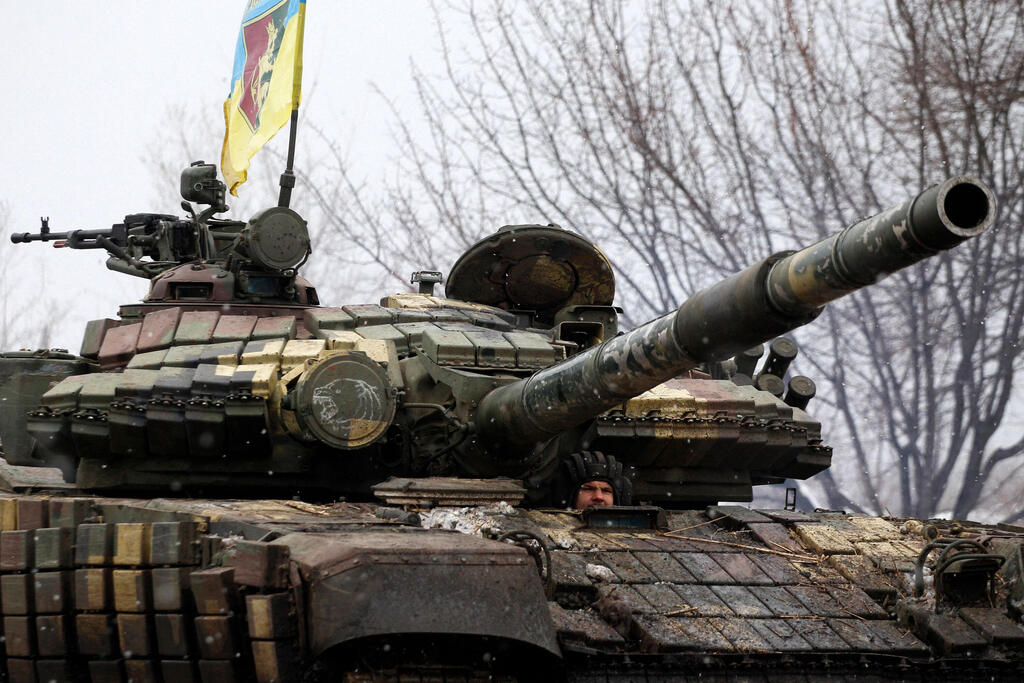 טנק של צבא אוקראינה ב לוגנסק מלחמה באירופה משבר