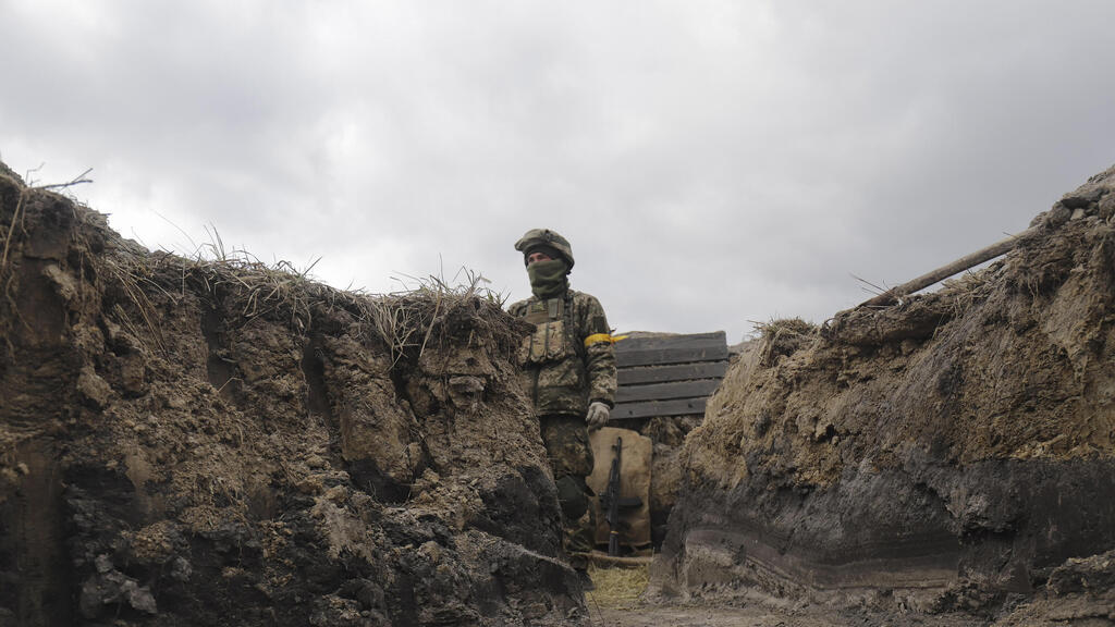 צבא חייל אוקראיני שומר בעמדה ליד קייב אוקראינה מלחמה באירופה משבר