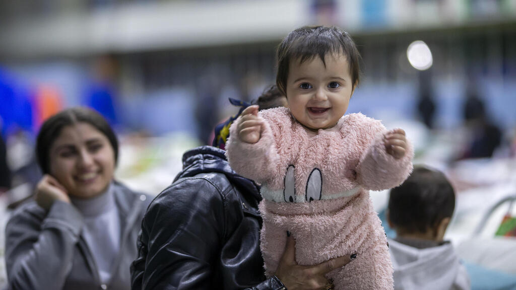 Украинские беженцы на границы с Молдовой (Фото: EPA) פליטים אוקראינים במחסה שהוקם באולם התעמלות במולדובה