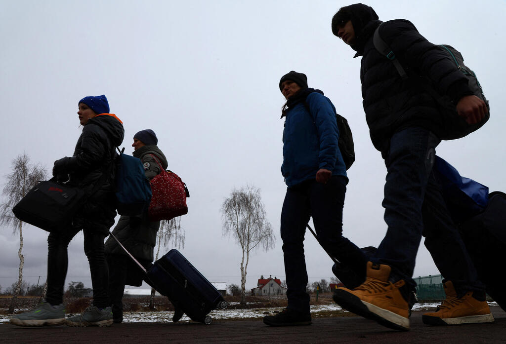 Ukrainian Refugees walk towards the Polish border on Wednesday 