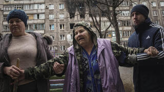 עוזרים לקשישה שדירתה נפגעה מ הפגזה של צבא רוסיה ב מריופול ב אוקראינה מלחמה 8.3