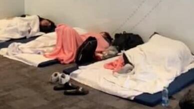 הפליטים מאוקראינה שמחכים ימים בשדה התעופה