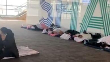 הפליטים מאוקראינה שמחכים ימים בשדה התעופה