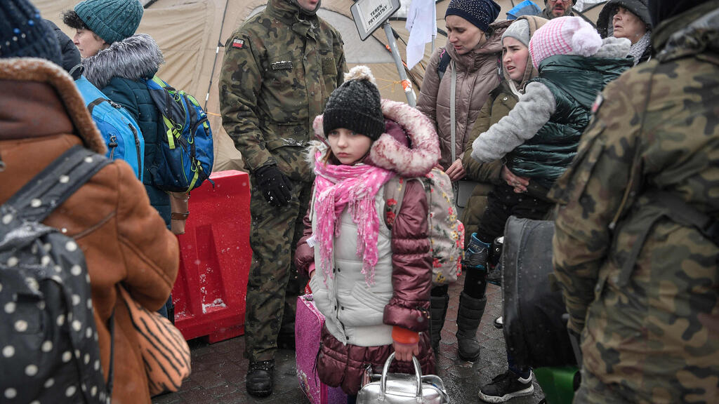 מדיקה פולין פליטים מבקשים סיוע מ חיילי צבא פולין לאחר ש חצו את ה גבול מ אוקראינה ל פולין ב מעבר ה גבול מדיקה מזרח פולין