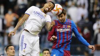 ג'רארד פיקה במאבק מול אדר מיליטאו